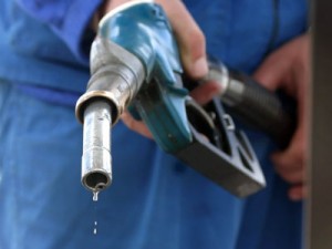 Alimentare carburant 300x225 Mituri (false) despre cum sa reduci consumul masinii tale