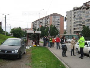 Oradeanca a intrat cu masina in chioscul de ziare de pe Dacia Oradeanca a intrat cu masina in chioscul de ziare de pe Dacia 300x225 Tuning la un chiosc de ziare din oradea