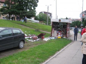 Oradeanca a intrat cu masina in chioscul de ziare de pe Dacia2 Oradeanca a intrat cu masina in chioscul de ziare de pe Dacia2 300x225 Tuning la un chiosc de ziare din oradea