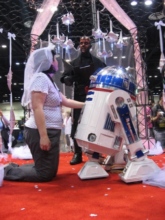 r2-d2-wedding3 r2 d2 wedding3 Va declar droid si nevasta : )