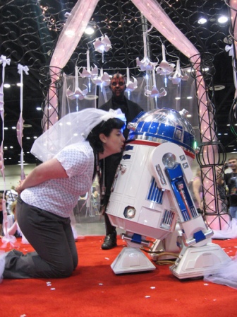 r2-d2-wedding6 r2 d2 wedding6 Va declar droid si nevasta : )