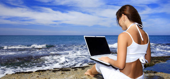 laptop pe malul marii Live de pe Litoralul Romanesc via RCS & RDS